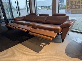 4-zits bank, cognac leder, elektrisch verstelbare relaxfunctie, zwarte